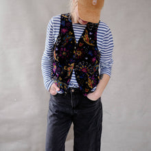 Načíst obrázek do prohlížeče Galerie, upcycling fashion, upcycling from prague, upcycling clothing, upcycling sweater, Jesus screen print patch, Jesus screen print, upcycling brand, upcycling with love, upcyklovaný svetr, upcyklace s laskou, sitotisk Jezis, svetr s potiskem, upcyklovaná móda, upcyklovana moda,
