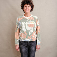 Načíst obrázek do prohlížeče Galerie, upcycling fashion, upcycling from prague, upcycling clothing, upcycling sweater, Jesus screen print patch, Jesus screen print, upcycling brand, upcycling with love, upcyklovaný svetr, upcyklace s laskou, sitotisk Jezis, svetr s potiskem, upcyklovaná móda, upcyklovana moda,
