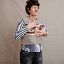 Načíst obrázek do prohlížeče Galerie, upcycling fashion, upcycling from prague, upcycling clothing, upcycling sweater, Jesus screen print patch, Jesus screen print, upcycling brand, upcycling with love, upcyklovaný svetr, upcyklace s laskou, sitotisk Jezis, svetr s potiskem, upcyklovaná móda, upcyklovana moda,
