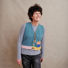 Načíst obrázek do prohlížeče Galerie, upcycling fashion, upcycling from prague, upcycling clothing, upcycling sweater, Jesus screen print patch, Jesus screen print, upcycling brand, upcycling with love, upcyklovaný svetr, upcyklace s laskou, sitotisk Jezis, svetr s potiskem, upcyklovaná móda, upcyklovana moda,
