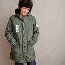 Načíst obrázek do prohlížeče Galerie, upcycling fashion, upcycling from prague, upcycling clothing, upcycling sweater, Jesus screen print patch, Jesus screen print, upcycling brand, upcycling with love, upcyklovaný svetr, upcyklace s laskou, sitotisk Jezis, svetr s potiskem, upcyklovaná móda, upcyklovana moda,
