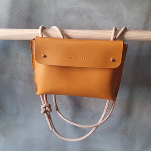 vazací kabelka, přírodní kabela, ručně vyrobená ledvinka, ručně šitá kabelka, šitá kapsička na uvázání, binding pouch, leather goods