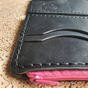 ručně šitá kožená peněženka, vegetable tanned leather wallet, kožená peněženka, ruční výroba, dámská peněženka, dámská kožená peněženka, handmade peněženka, leather handcraft, eco friendly packaging