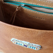 Načíst obrázek do prohlížeče Galerie, vegetable tanned leather, leather bag for travellers, leather bag, travell bag, kožená kabela, třísločiněná kůže, urdžitelná značka, sustainable leather brand
