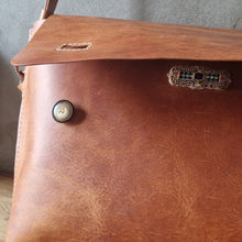 Load image into Gallery viewer, vegetable tanned leather, leather bag for travellers, leather bag, travell bag, kožená kabela, třísločiněná kůže, urdžitelná značka, sustainable leather brand
