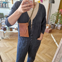 Load image into Gallery viewer, pouzdro na mobil kožené, kožené pouzdro na mobil, třísločiněná kůže, mobil case, leather phone case
