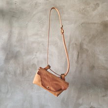 Load image into Gallery viewer, vegetable leather pouch, kapsička kožená, leather pouch, leather vege pouch, handmade in prague, handmade with love, 
