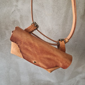 vegetable leather pouch, kapsička kožená, leather pouch, leather vege pouch, handmade in prague, handmade with love, 