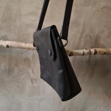 Load image into Gallery viewer, small leather cross, crossbag leather, kožená kabelka, kožený cross, černá kabelka, černá kožená kabelka, malá černá kožená kabelka
