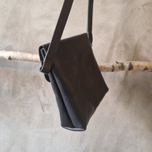 Load image into Gallery viewer, small leather cross, crossbag leather, kožená kabelka, kožený cross, černá kabelka, černá kožená kabelka, malá černá kožená kabelka
